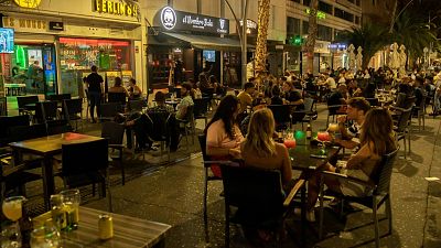 Sanidad decreta el cierre de discotecas y la prohibición de fumar en espacios públicos sin distancia