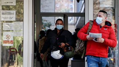 Sanidad impondrá el miércoles el uso de mascarilla en los centros sanitarios de toda España