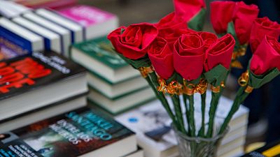 Roses de paper i llibres en una paradeta Roses de paper i llibres en una paradeta