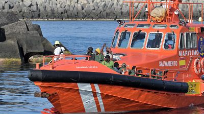 Salvamento rescata a los 71 ocupantes de otro cayuco que llega El  Hierro