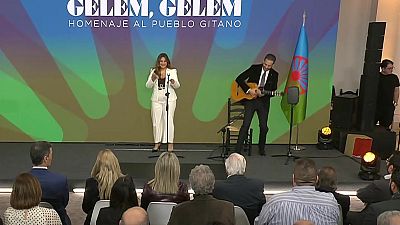 Himno Gelem Gelem: Lela Soto y Diego del Morao rinden homenaje - RTVE Noticias Vídeo | Ver
