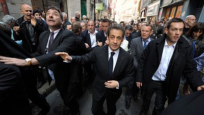 Sarkzoy ve "deseable" acercar presos de ETA si no hay violencia y Amaiur pide a Rajoy que tome nota