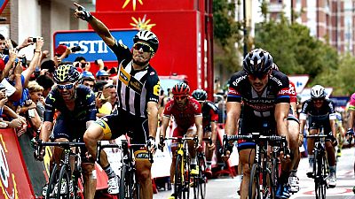 El italiano Kristian Sbaragli, del equipo sudafricano MTN Qhubeka, se ha impuesto en la décima etapa de la Vuelta, disputada entre Valencia y Castellón, de 146,6 kilómetros, en la que el holandés Tom Dumoulin (Giant) mantuvo la camiseta roja de líder