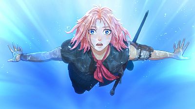 Una joven con cabello rosa y ojos azules nada en agua clara, con una expresión de sorpresa y una espada en la espalda, vestida con una blusa oscura y una corbata roja.