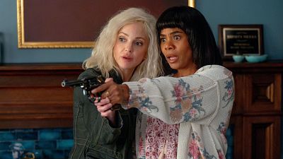 Anna Faris y Regina Hall en una escena de 'Scary Movie'. Faris apunta un arma con seriedad, Hall reacciona con sorpresa. Anna Faris y Regina Hall en una escena de 'Scary Movie'. Faris apunta un arma con seriedad, Hall reacciona con sorpresa.