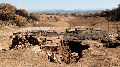 Derrumbe de pared de piedra seca tras el paso del agua. Gran agujero central. Terreno seco y polvoriento. Derrumbe de pared de piedra seca tras el paso del agua. Gran agujero central. Terreno seco y polvoriento.