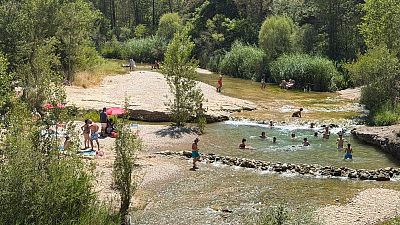 Gent banyant-se a la Ribera Salada vora el nucli d’Ogern, al municipi de Bassella (Alt Urgell) Gent banyant-se a la Ribera Salada vora el nucli d’Ogern, al municipi de Bassella (Alt Urgell)
