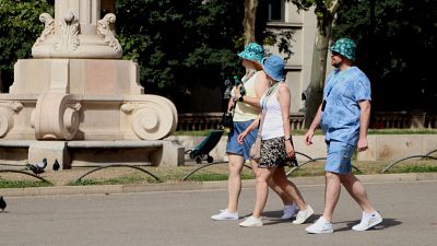 Els turistes es refugien de la calor amb gorres a Barcelona Els turistes es refugien de la calor amb gorres a Barcelona