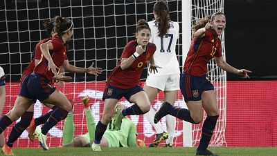 La selección española se transforma en leyenda tras una noche histórica en el césped y en la grada