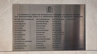 Placa en homenaje a los diplomáticos que permanecieron leales a la democracia frente a la dictadura franquista Placa en homenaje a los diplomáticos que permanecieron leales a la democracia frente a la dictadura franquista