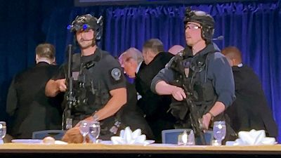 Trump, evacuado ileso de la cena de corresponsales de la Casa Blanca tras un intento de atentado | Ver