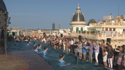 Natació artística en una terrassa i amb vistes a Barcelona.