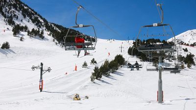 Un telecabina de Vallter amb el fons nevat.