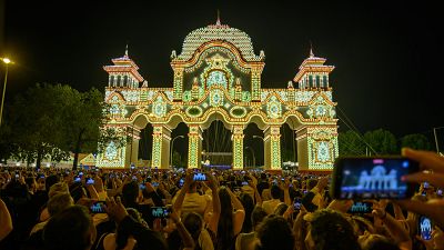 Sevilla arranca con el 'alumbrao' una intensa semana de Feria de Abril en un recinto con casi 300.000 bombillas