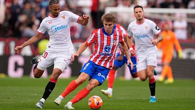 El Atlético mantiene la ilusión por la Liga con un gol 'in extremis' de Pablo Barrios en Sevilla