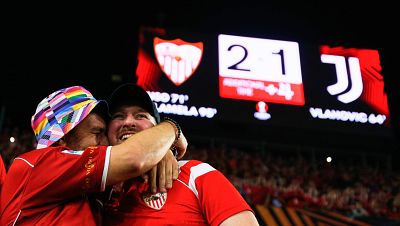 Los 'Mendilovers' abarrotan las calles de Sevilla para celebrar el pase a la final de Europa League - ver ahora Los 'Mendilovers' abarrotan las calles de Sevilla para celebrar el pase a la final de Europa League - ver ahora
