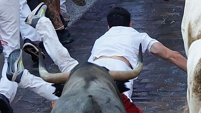 Sexto encierro de San Fermín 2025, al detalle: un toro desbocado barre en la plaza a varios mozos