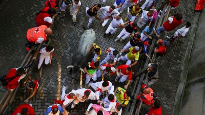 Cinco heridos, uno por golpe de cuerno y otro por la caída de una cornisa: parte médico del sexto encierro de San Fermín
