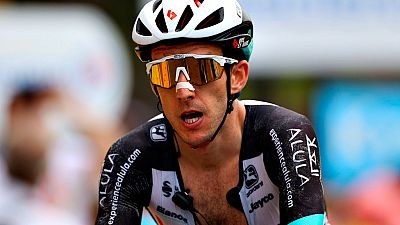 Simon Yates abandona el Tour debido a una espectacular caída en la etapa 13