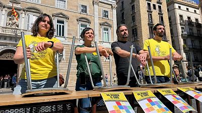 Els representants dels sindicats contraris a l'acord davant el Palau de la Generalitat