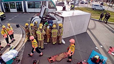 Intervenció dels Bombers per rescatar el conductor del camió després de xocar contra un tramvia a Sant Adrià de Besòs | ACN