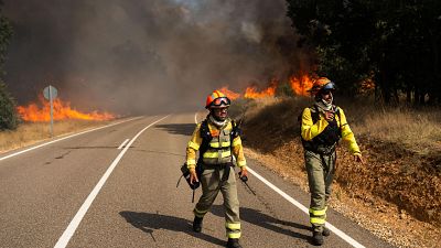 Un incendio amenaza el paraje natural de Las Médulas, en León, mientras el fuego en Zamora está estabilizado