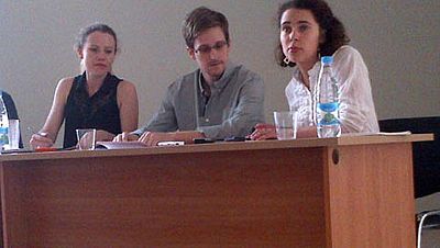 Snowden anuncia que pedirá asilo temporal a Rusia y acusa a EE.UU. de actuar fuera de la ley Snowden anuncia que pedirá asilo temporal a Rusia y acusa a EE.UU. de actuar fuera de la ley