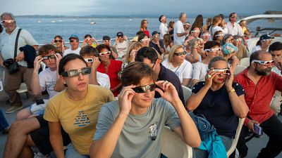 España enmudece en la noche fugaz de un eclipse solar inédito en más de un siglo