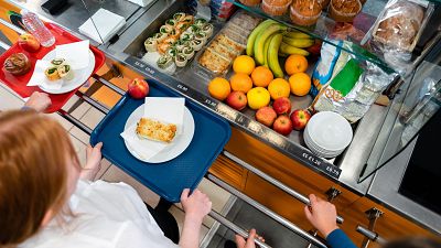 El Gobierno obligará a los colegios a ofrecer frutas y verduras cada día y prohibirá bebidas azucaradas en las comidas