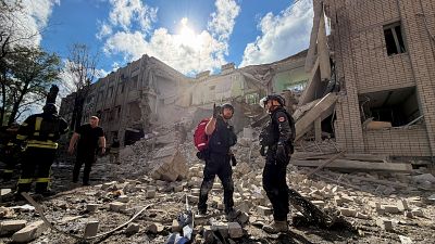 Equipos de rescate trabajan en el lugar de un ataque ruso a la ciudad ucraniana de Zaporizhzhia Equipos de rescate trabajan en el lugar de un ataque ruso a la ciudad ucraniana de Zaporizhzhia