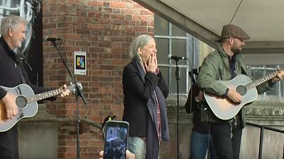 Sorpresa coral a Patti Smith en Oviedo: decenas de personas cantan "People have the power"