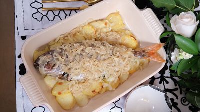 Soufflé de queso y besugo al horno sobre cama de patatas y cebolla confitada, el menú de Nochevieja de ‘Navidades con Samantha’