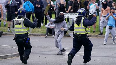 Starmer reúne al comité de emergencia tras los disturbios xenófobos en Reino Unido: "No es protesta, es violencia"