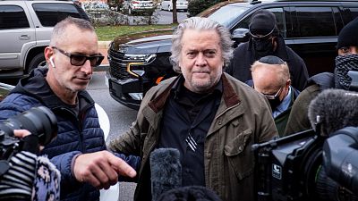 Steve Bannon se entrega al FBI tras ser acusado de desacato por negarse a declarar sobre el asalto al Capitolio