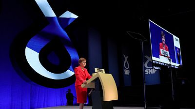Sturgeon promete una libra escocesa y viajar a Inglaterra sin pasaporte en una Escocia independiente