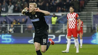 Celebración de gol de Mika Biereth (Sturm Graz, camiseta negra #18) contra el Girona. Jugadores del Girona al fondo. Celebración de gol de Mika Biereth (Sturm Graz, camiseta negra #18) contra el Girona. Jugadores del Girona al fondo.