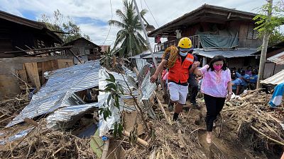 Suben a casi 400 los muertos y a 83 los desaparecidos tras el paso del tifón Rai en Filipinas