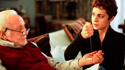 Los actores Pepe Soriano y Adriana Ozores en una escena de 'La suerte dormida'