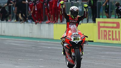 Álvaro Bautista gana la Carrera 1 en la Ronda de Francia del WSBK