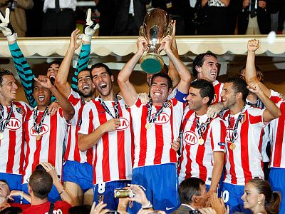 Los jugadores del Atlético, en el palco del Luis II de Mónaco, reciben el título que les convierte en los nuevos 'Supercampeones de Europa'.