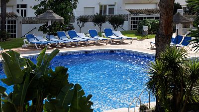 El Supremo establece que una urbanización de vecinos no puede imponer el nudismo en la piscina comunitaria