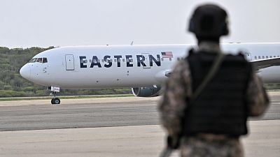 El Supremo de EE.UU. permite a Trump usar una ley de 1798 para deportar venezolanos a El Salvador
