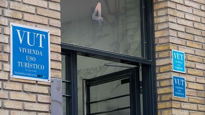 Las comunidades de propietarios deben prohibir los pisos turísticos en sus estatutos para evitarlos, según el Supremo