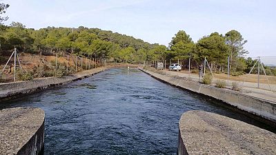 Un tramo del trasvase Tajo-Segura, que va desde Guadalajara hasta Murcia, atravesando la llanura manchega. Un tramo del trasvase Tajo-Segura, que va desde Guadalajara hasta Murcia, atravesando la llanura manchega.