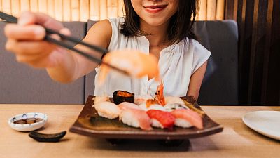 Lo que NUNCA debes hacer comiendo sushi en un restaurante japonés: la guía definitiva para su consumo
