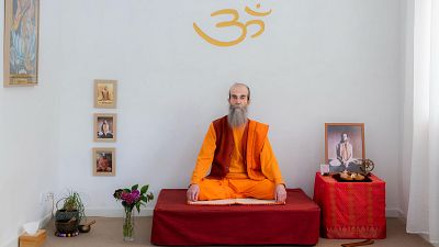 Què implica ser monjo i quina és la tasca d'un mestre hinduista?