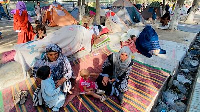 Miedo, hambre y miseria: así malviven en un parque de Kabul los afganos desplazados por la ofensiva talibán