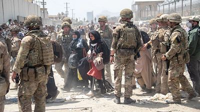 Los talibanes prohíben a los afganos ir al aeropuerto y salir del país