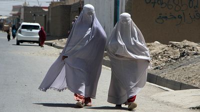 Los talibanes prohíben el sonido de la voz de mujer en público y marcan el hiyab como obligatorio en Afganistán