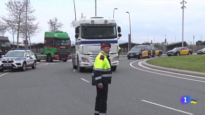 Els taxis amenacen d'acampar enmig del carrer si no reben ajudes